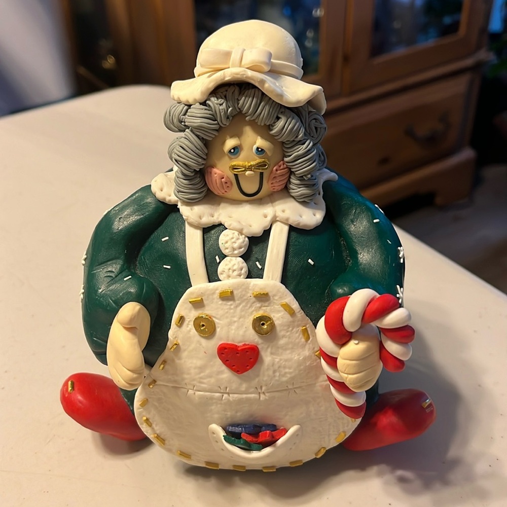 Mrs clause Christmas. Wearing apron unique modern resin/polymer? Seated/round
